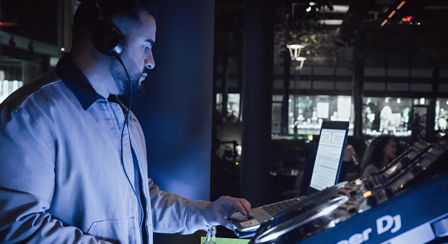 Professionelles DJ-Setup für Hochzeiten in Darmstadt Moderne Lichttechnik und Party-Stimmung bei Hochzeit in Darmstadt