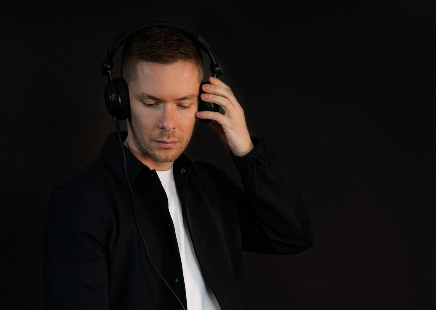 DJ Firmenevent in Frankfurt DJ auf Bühne bei großem Firmenevent in Frankfurt